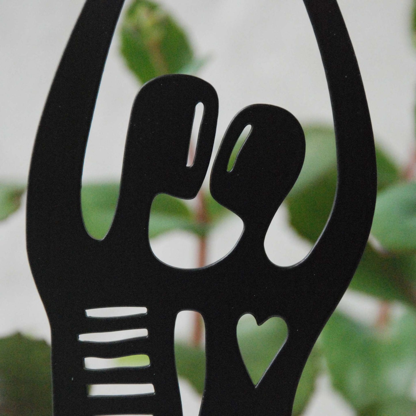 Bengt & Lotta Kerzenständer „Der Kuss“ – Minimalistische Design-Poesie (31 cm, Schwarz)