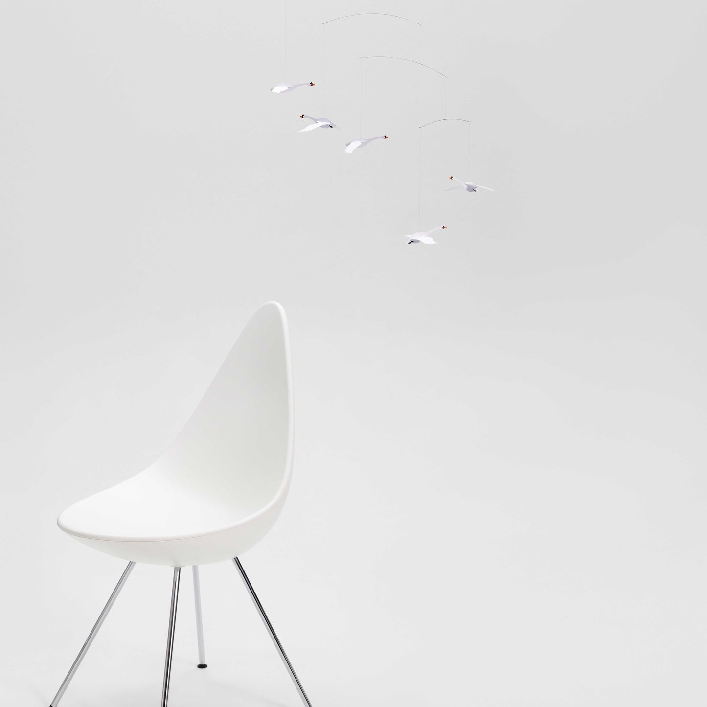 Flensted Mobiles Schwäne des Nordens Karton 55x45 cm weiß, grau