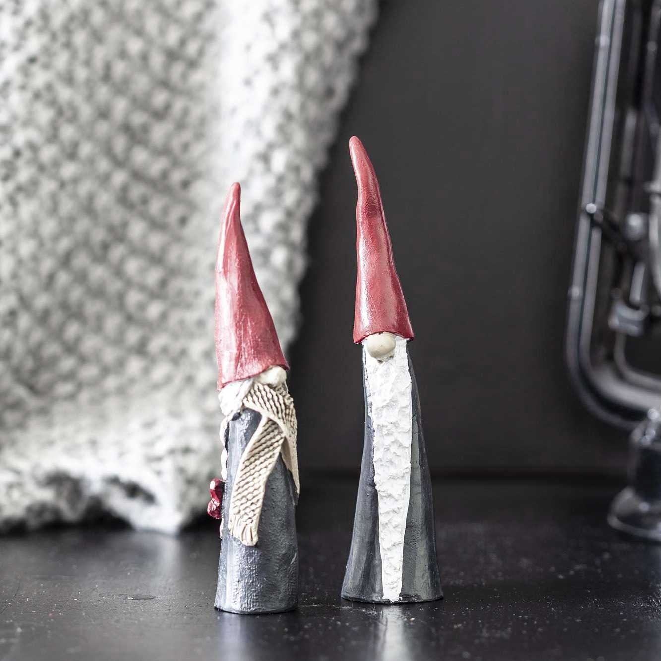 Nääsgränsgården Tomte & Mutter Hoher Hut schmal bis Höhe 14,5 cm 2 tlg. grau, rot