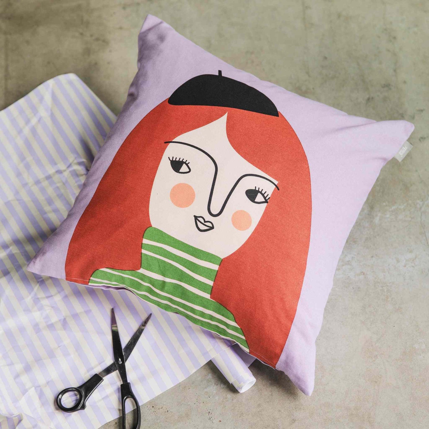 Spira of Sweden Kompiskudde Astrid Kissenhülle 47x47 cm hellviolett, rotorange, grün, rosa