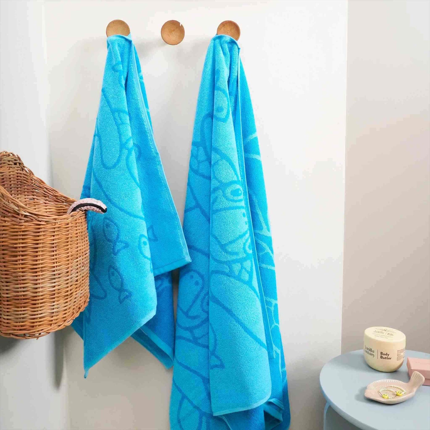 Bo Bendixen Turtle Bath Towel 100x150 cm Turquoise made of fluffy terry cloth
