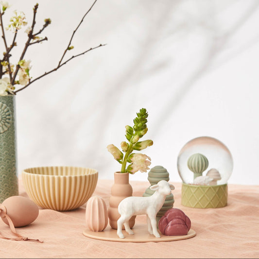 Dottir Nordic Design Sweet Stories Vase Lamm mit Figuren dusty rose Höhe 9,6 cm Länge 16,5 cm