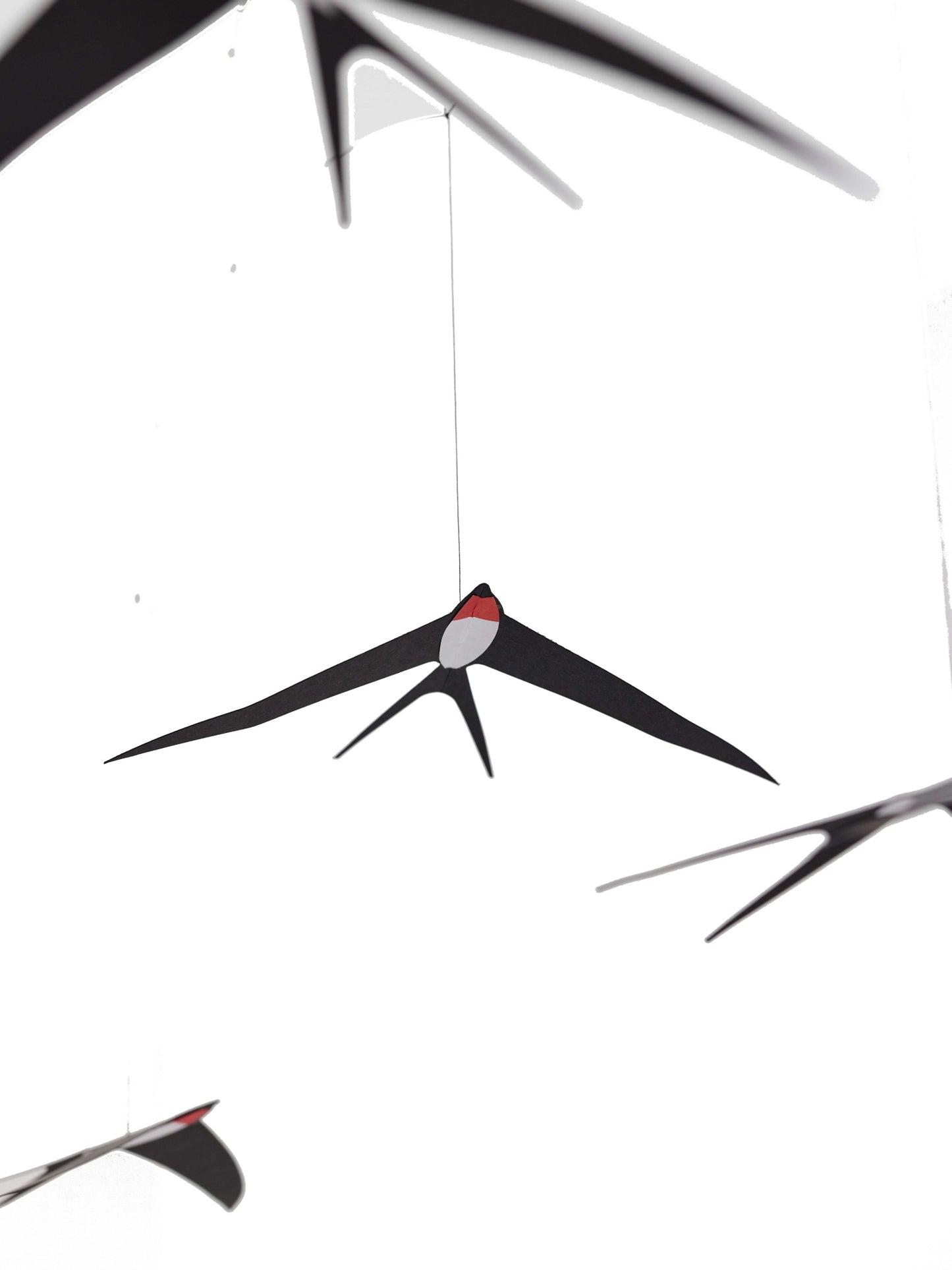 Flensted Mobiles fliegende Schwalben 5 Karton 44x65x35 cm schwarz, weiß