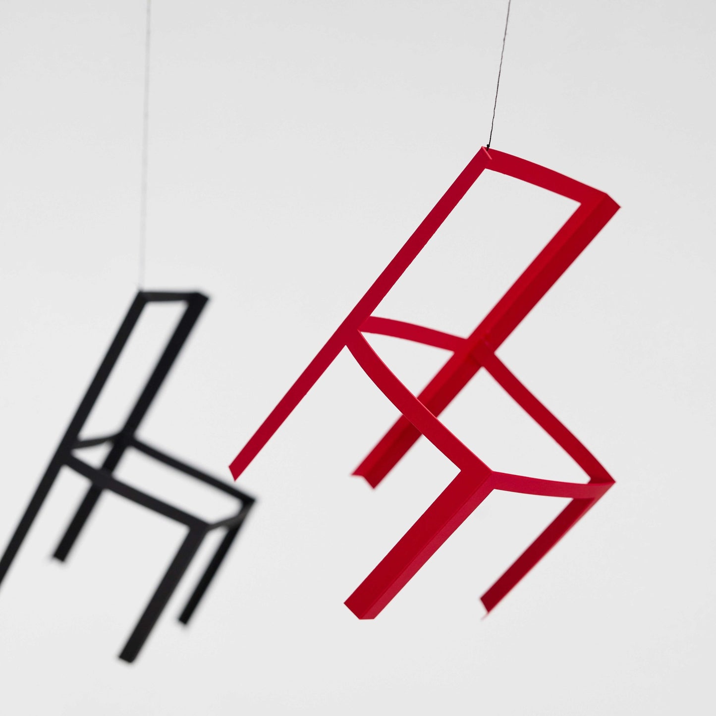 Flensted Mobiles Fliegende Stühle Karton 55x45 cm schwarz, rot