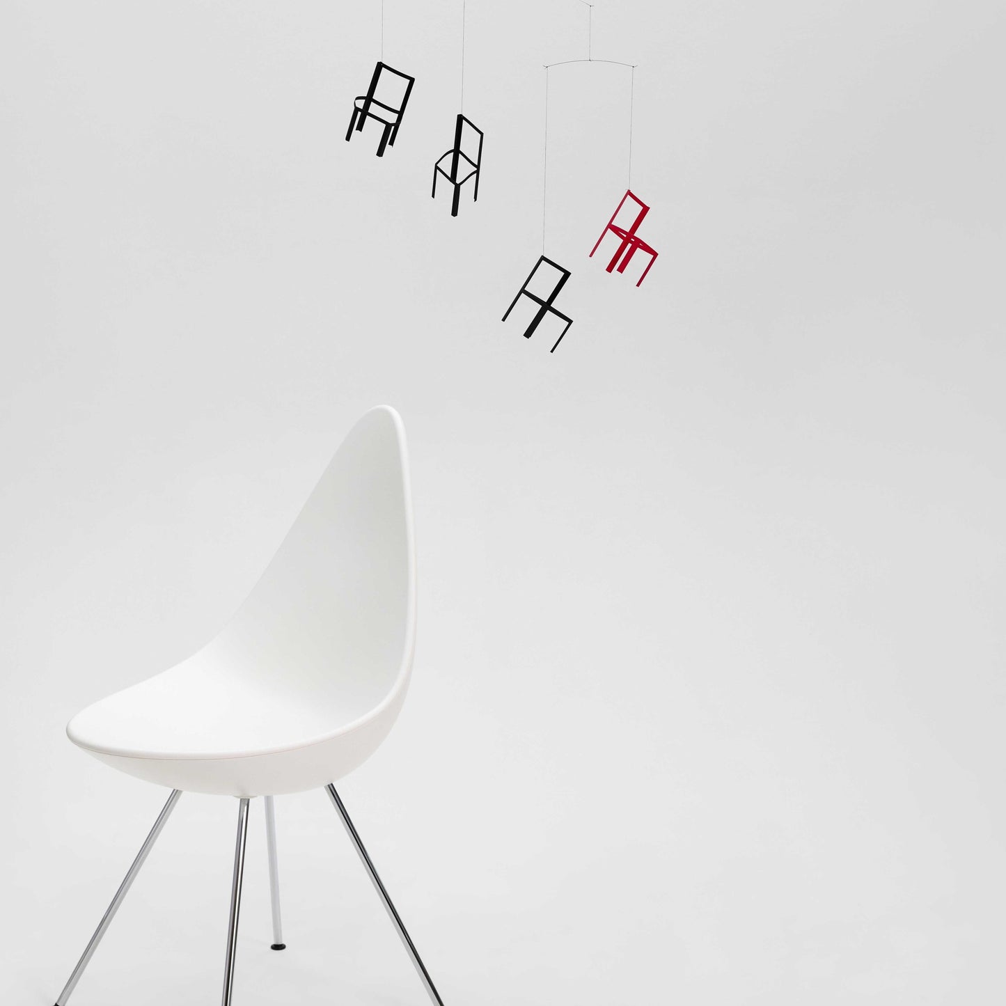 Flensted Mobiles Fliegende Stühle Karton 55x45 cm schwarz, rot