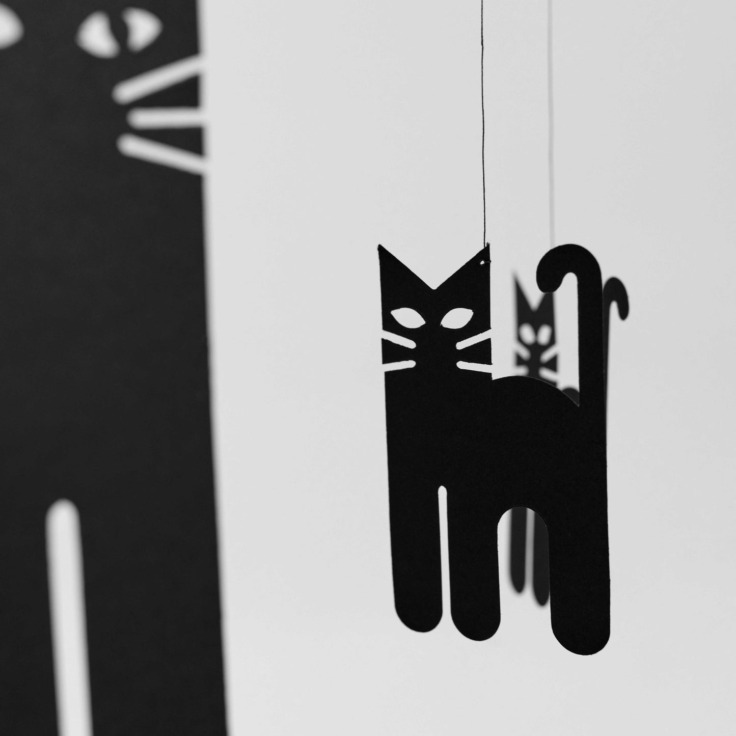 Flensted Mobiles Katzen Mobile Karton 30x36 cm schwarz