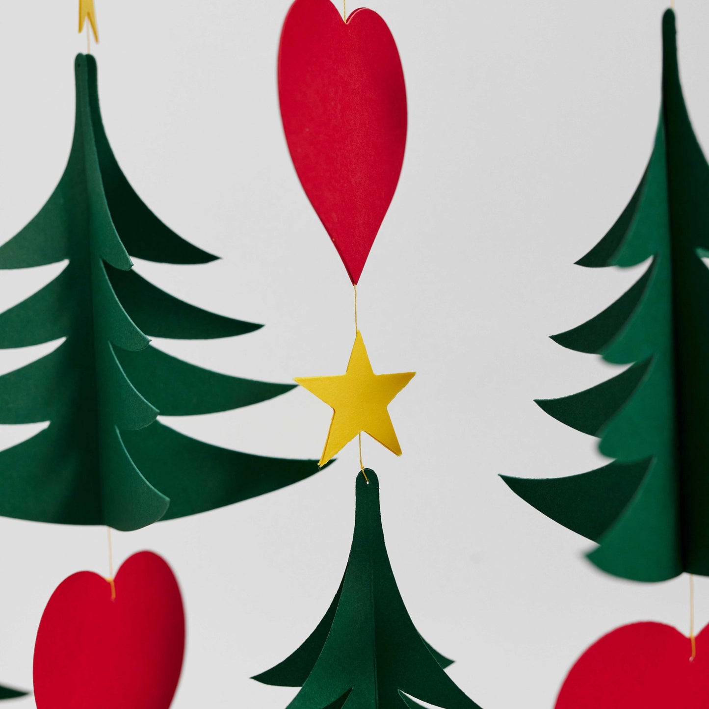 Flensted Mobiles Weihnachtsbaum 6 Karton 34x42 cm tannengrün, rot, gelb