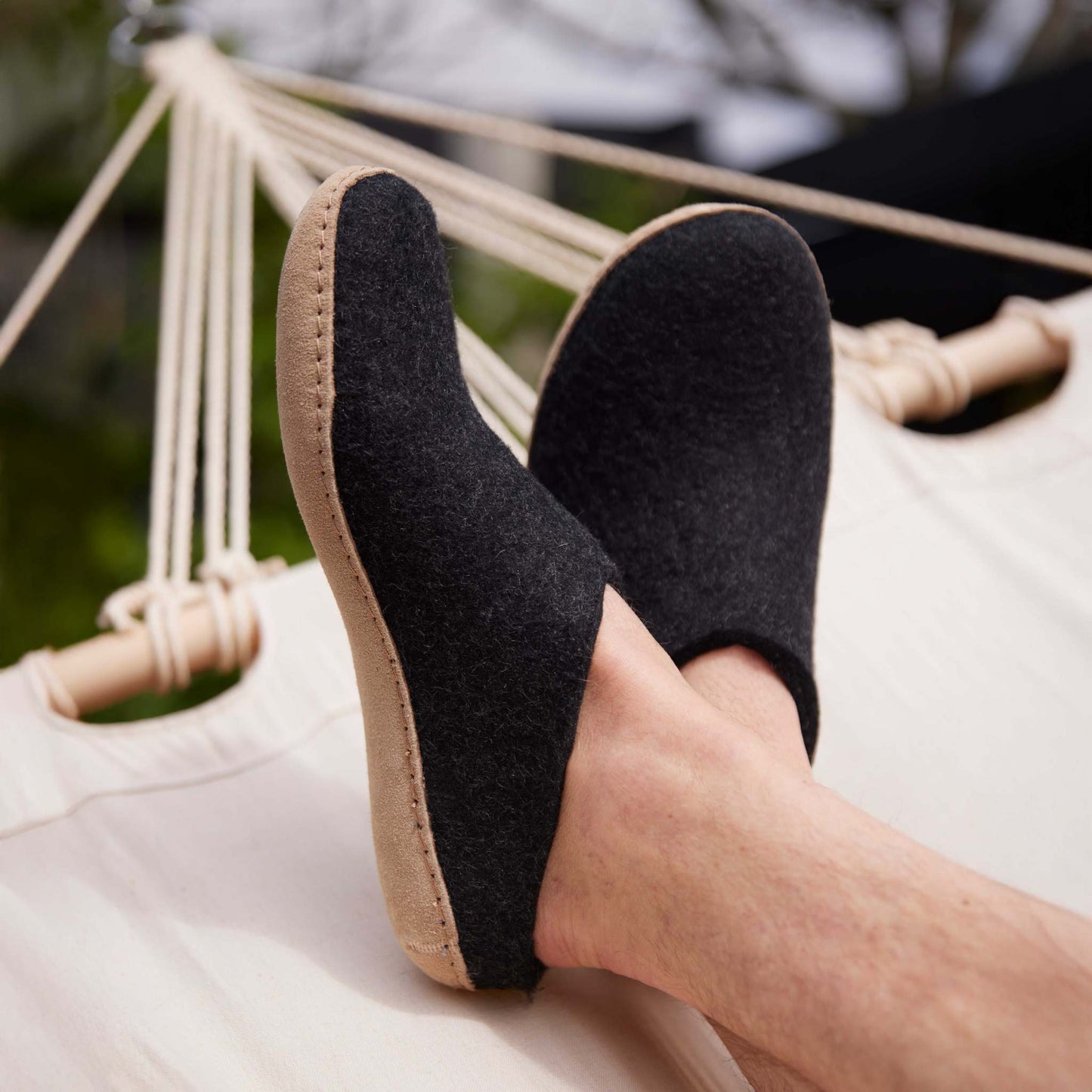 Glerups Pantoffel Modell B mit Ledersohle – Dein natürlicher Hüttenschuh aus Gotland-Woll