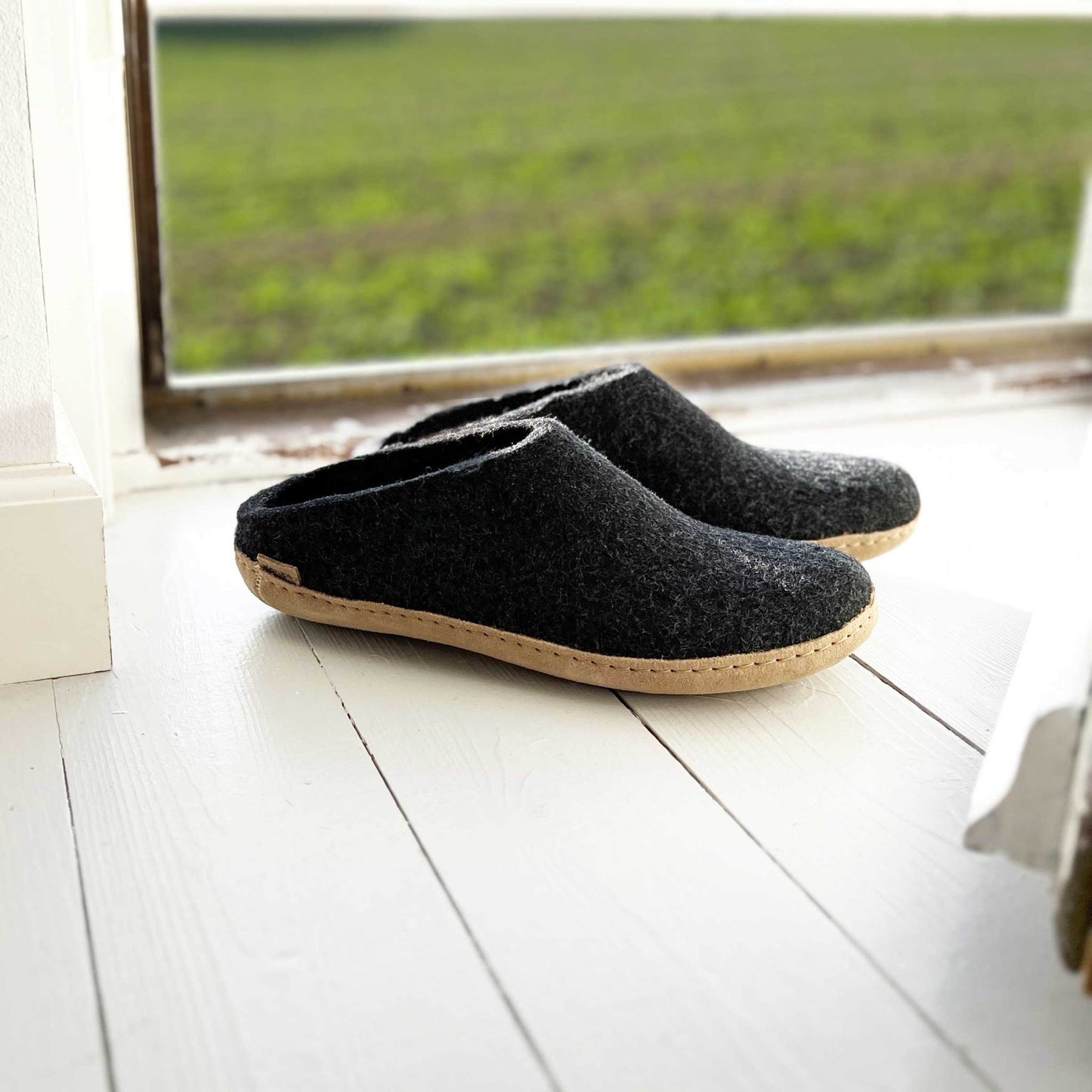Glerups Pantoffel Modell B mit Ledersohle – Dein natürlicher Hüttenschuh aus Gotland-Woll
