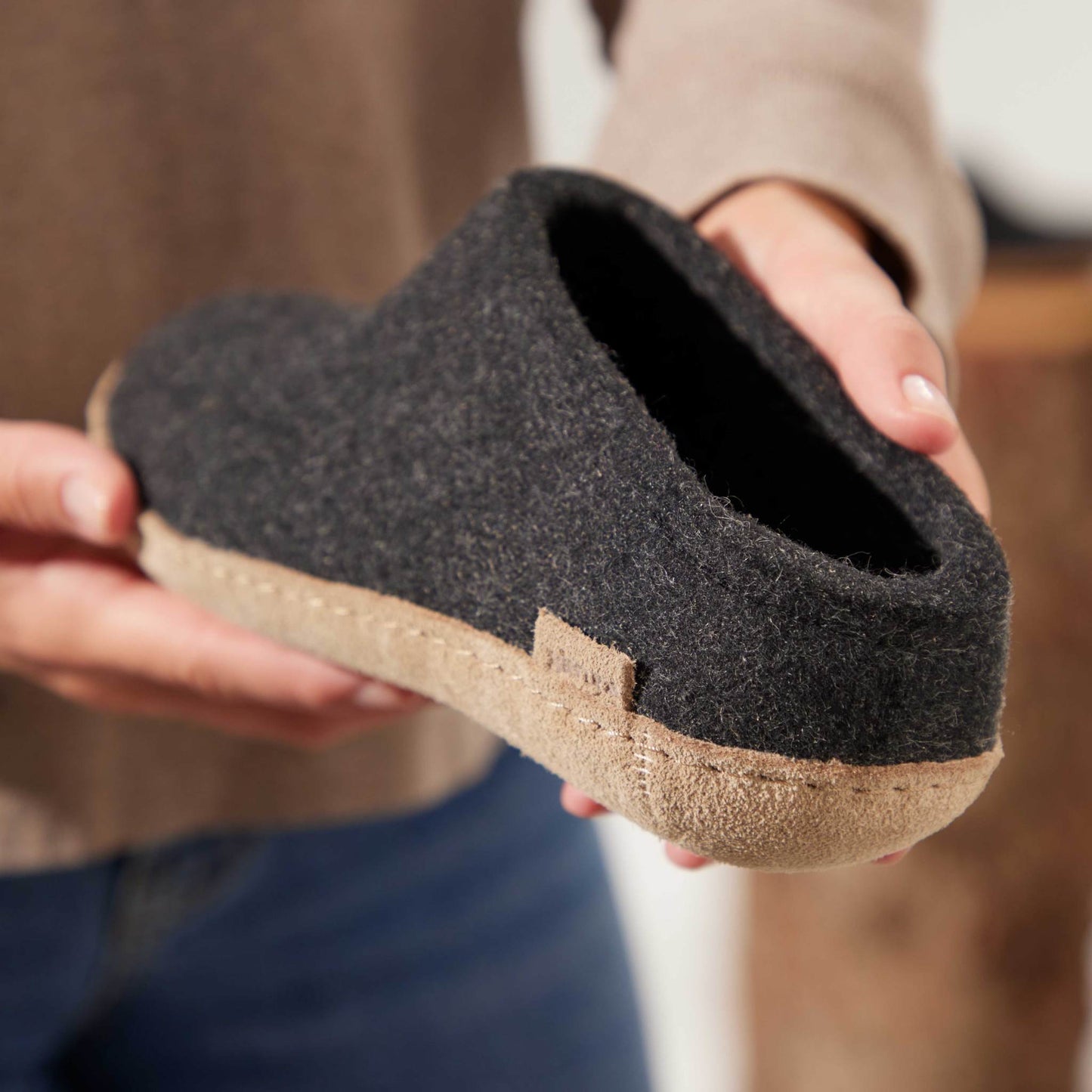 Glerups Pantoffel Modell B mit Ledersohle – Dein natürlicher Hüttenschuh aus Gotland-Woll
