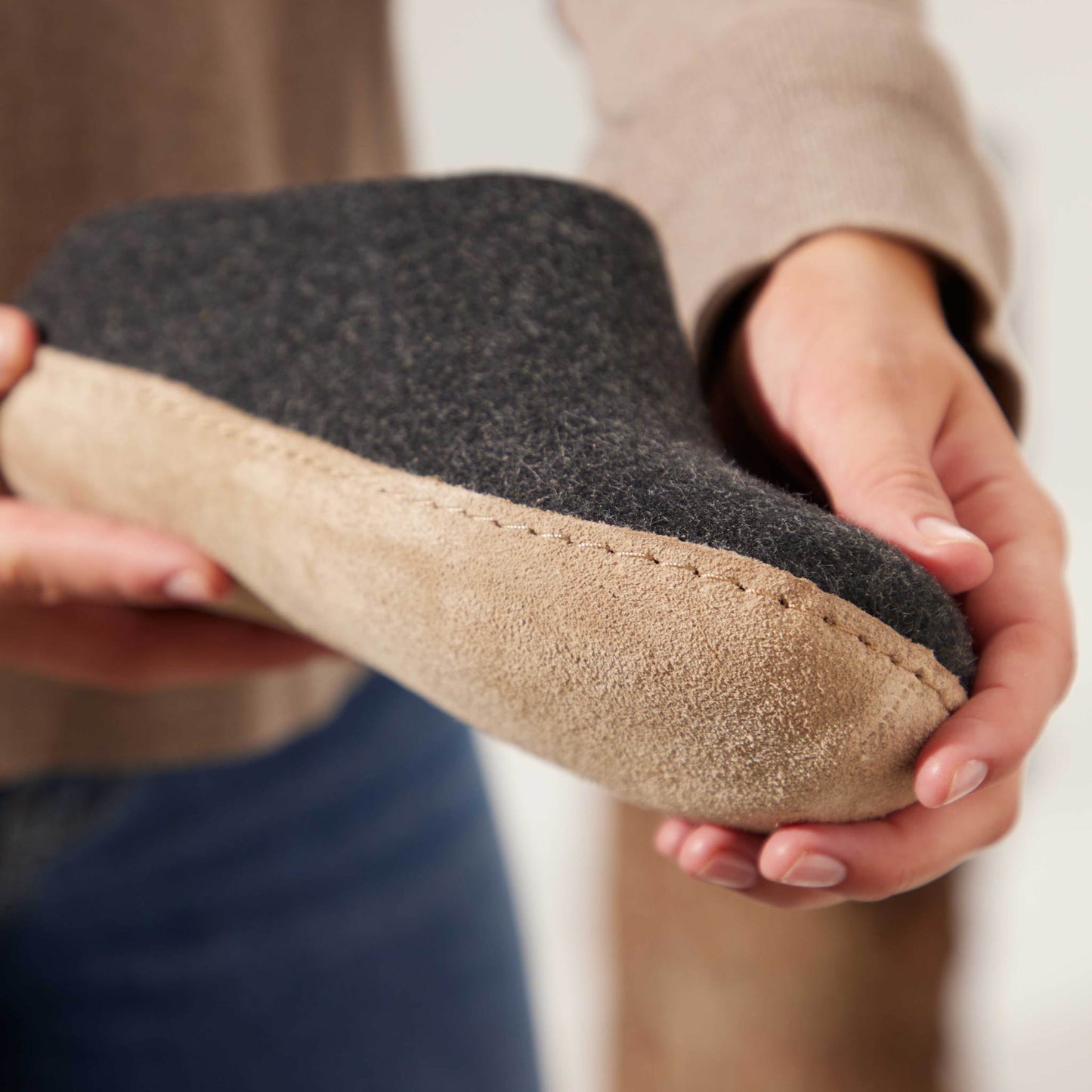 Glerups Pantoffel Modell B mit Ledersohle – Dein natürlicher Hüttenschuh aus Gotland-Woll