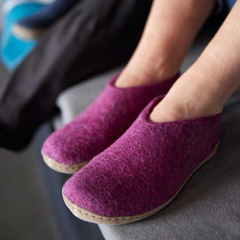 Glerups Pantoffel Modell B mit Ledersohle – Dein natürlicher Hüttenschuh aus Gotland-Woll