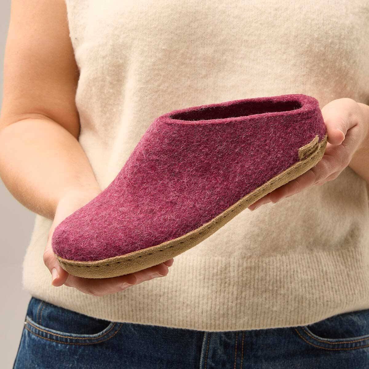 Glerups Pantoffel Modell B mit Ledersohle – Dein natürlicher Hüttenschuh aus Gotland-Woll