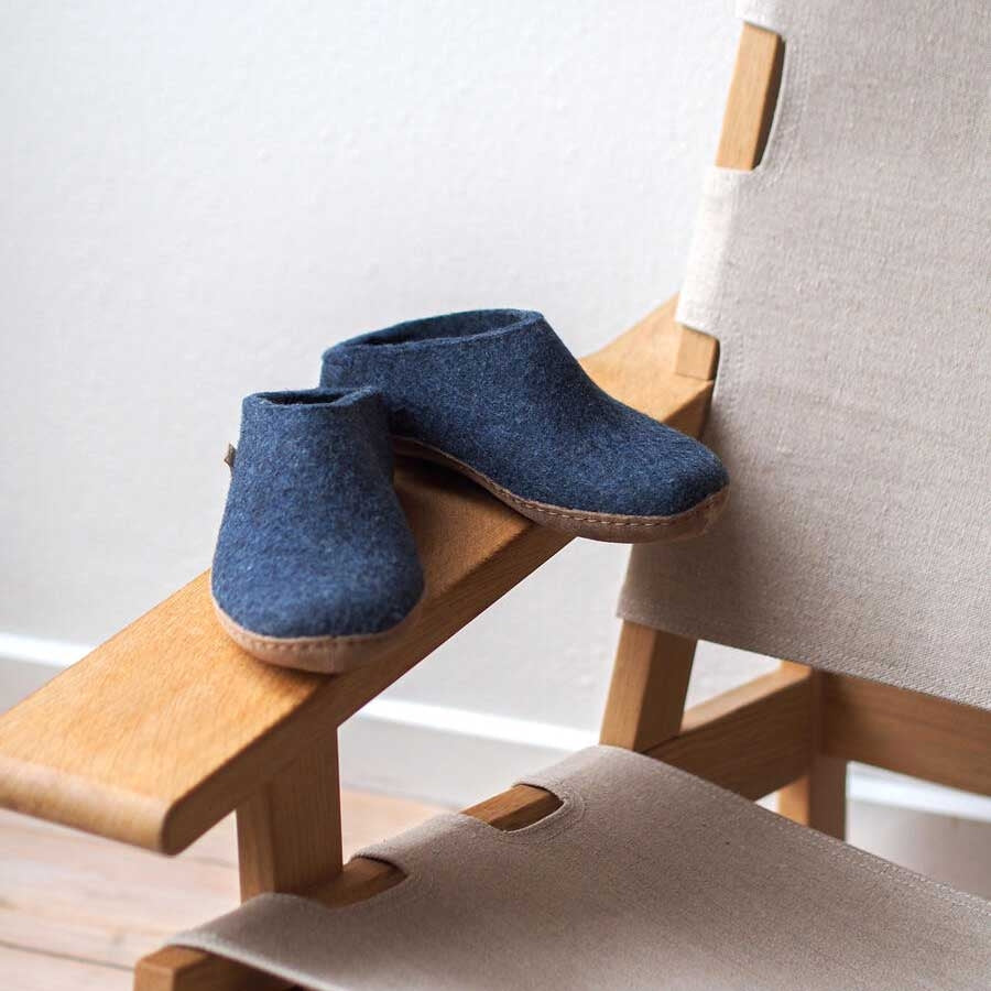 Glerups Pantoffel Modell B mit Ledersohle – Dein natürlicher Hüttenschuh aus Gotland-Woll