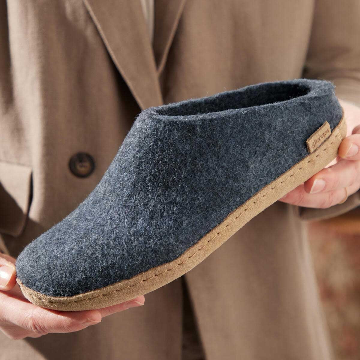 Glerups Pantoffel Modell B mit Ledersohle – Dein natürlicher Hüttenschuh aus Gotland-Woll