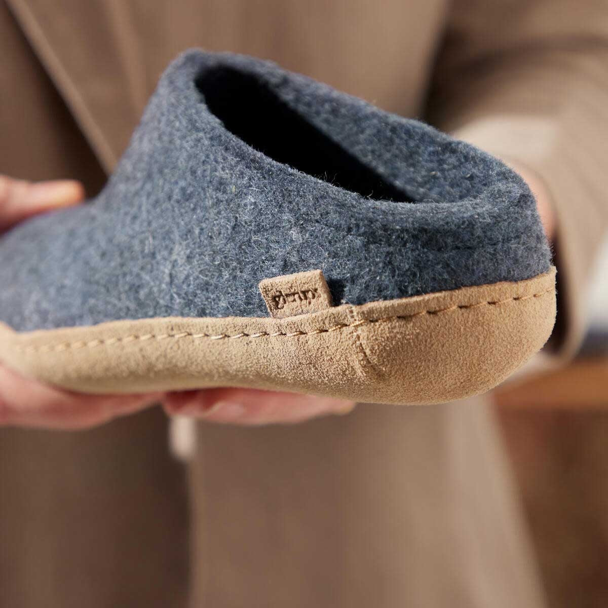 Glerups Pantoffel Modell B mit Ledersohle – Dein natürlicher Hüttenschuh aus Gotland-Woll