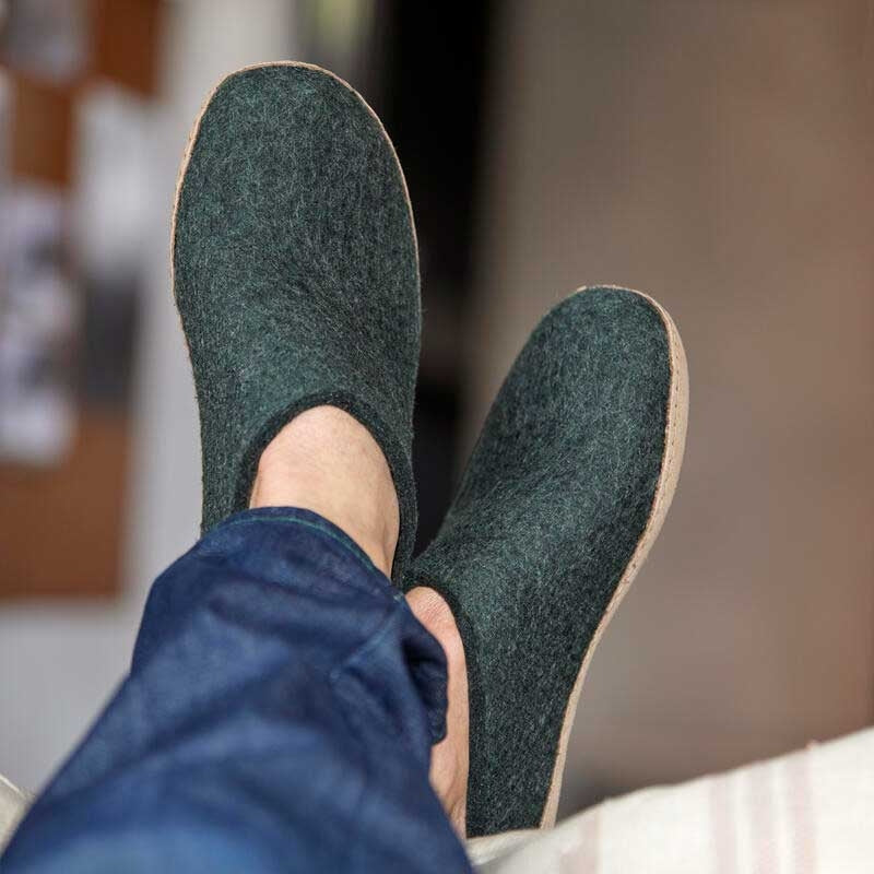 Glerups Pantoffel Modell B mit Ledersohle – Dein natürlicher Hüttenschuh aus Gotland-Woll