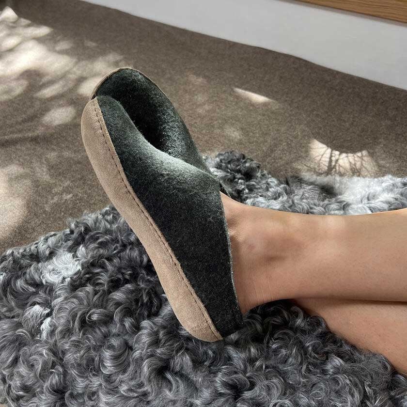 Glerups Pantoffel Modell B mit Ledersohle – Dein natürlicher Hüttenschuh aus Gotland-Woll