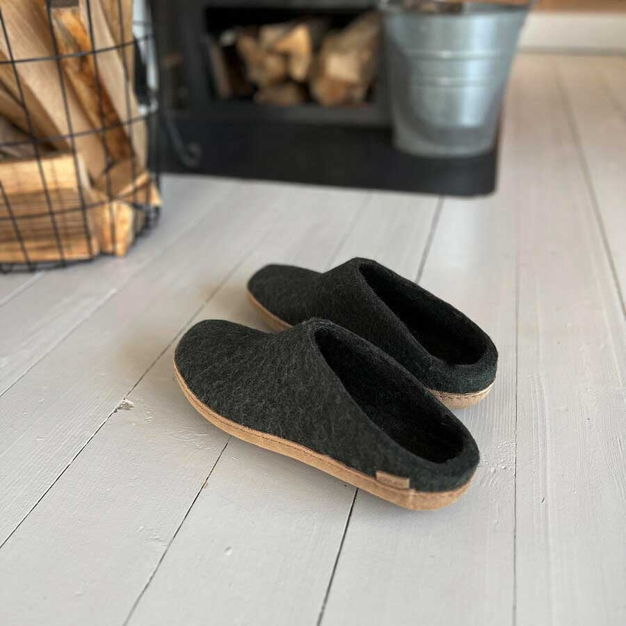 Glerups Pantoffel Modell B mit Ledersohle – Dein natürlicher Hüttenschuh aus Gotland-Woll