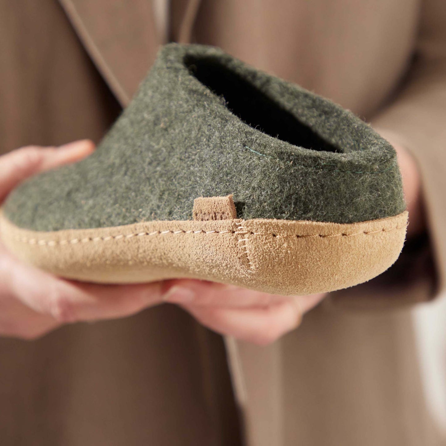 Glerups Pantoffel Modell B mit Ledersohle – Dein natürlicher Hüttenschuh aus Gotland-Woll