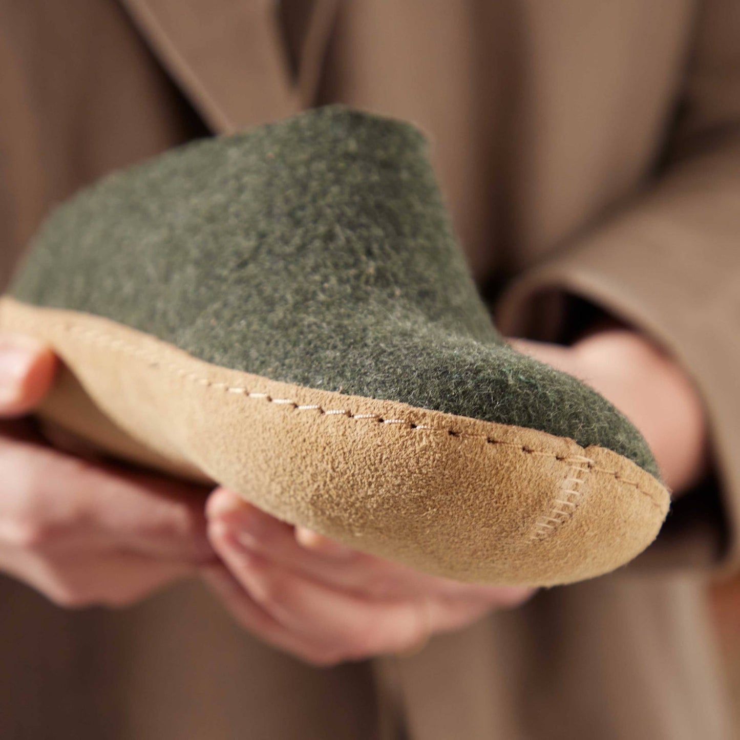 Glerups Pantoffel Modell B mit Ledersohle – Dein natürlicher Hüttenschuh aus Gotland-Woll