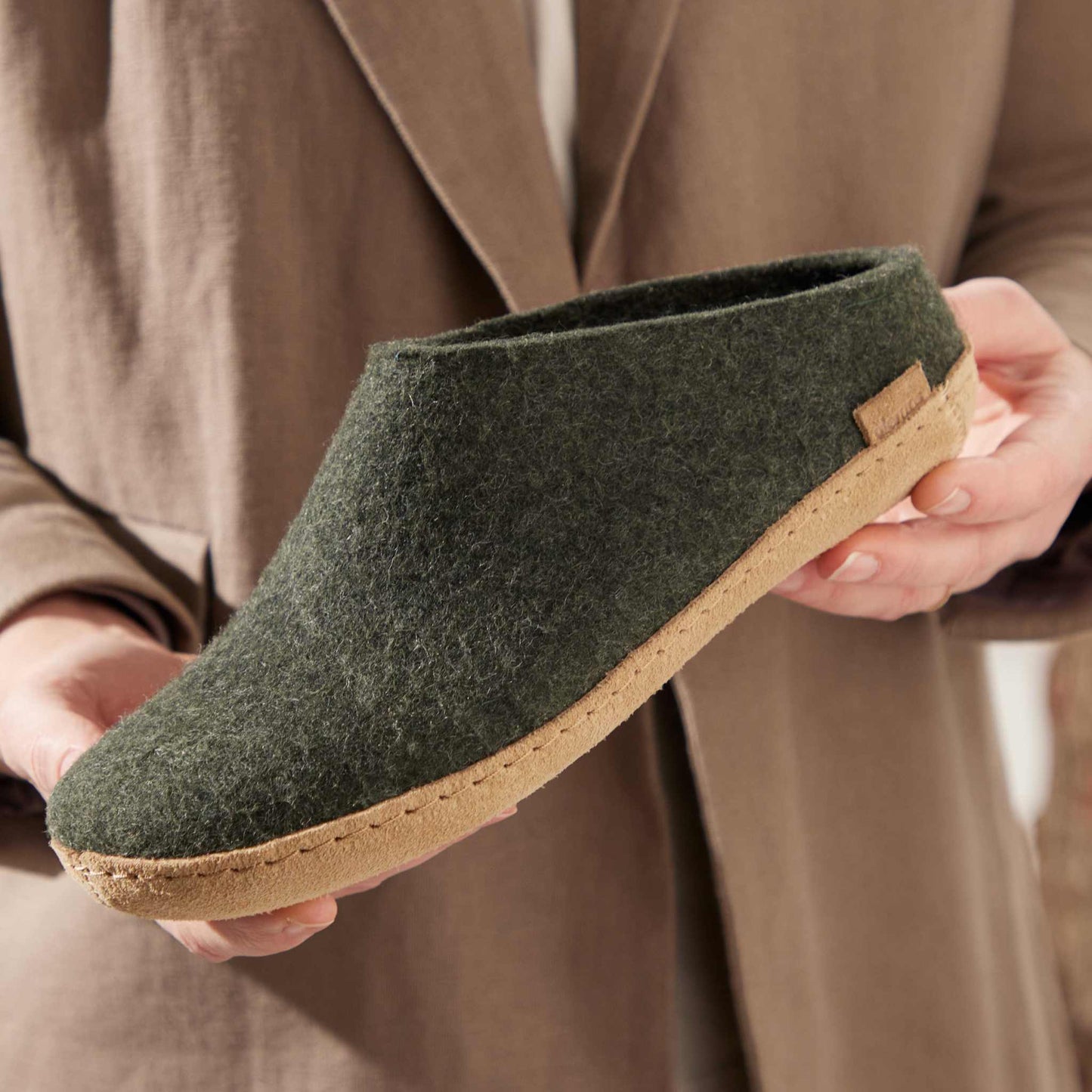 Glerups Pantoffel Modell B mit Ledersohle – Dein natürlicher Hüttenschuh aus Gotland-Woll