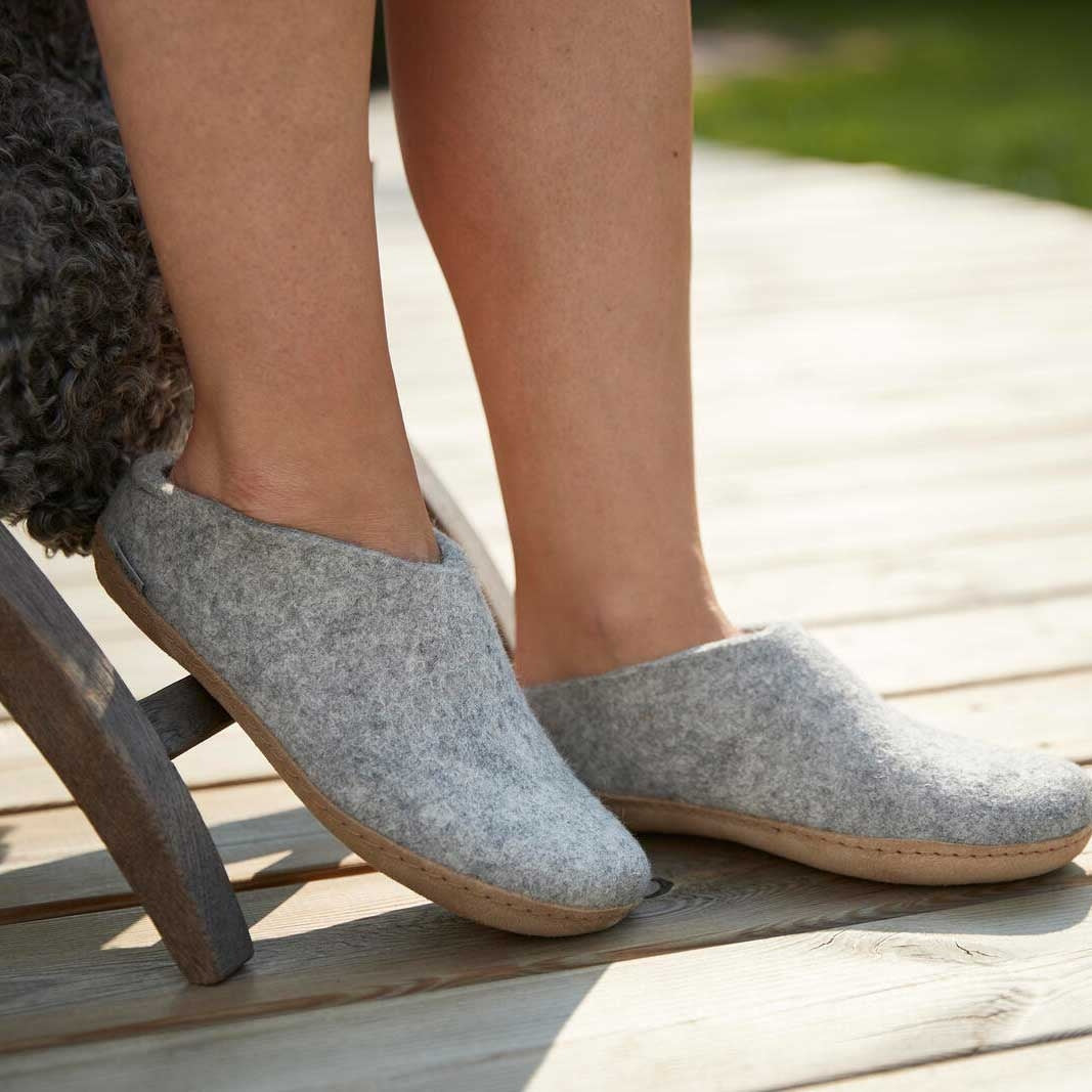 Glerups Pantoffel Modell B mit Ledersohle – Dein natürlicher Hüttenschuh aus Gotland-Woll