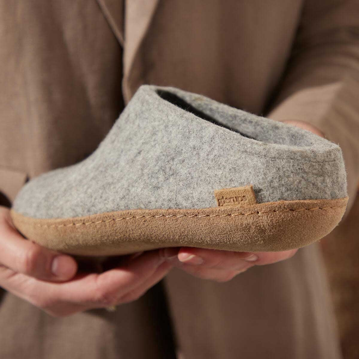 Glerups Pantoffel Modell B mit Ledersohle – Dein natürlicher Hüttenschuh aus Gotland-Woll