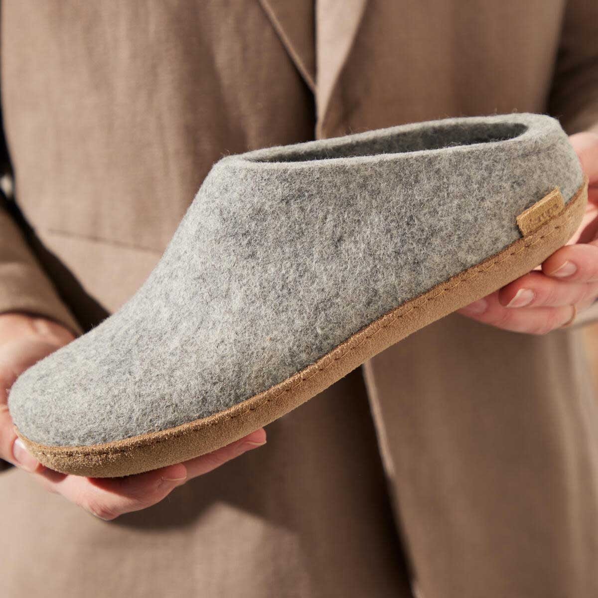 Glerups Pantoffel Modell B mit Ledersohle – Dein natürlicher Hüttenschuh aus Gotland-Woll