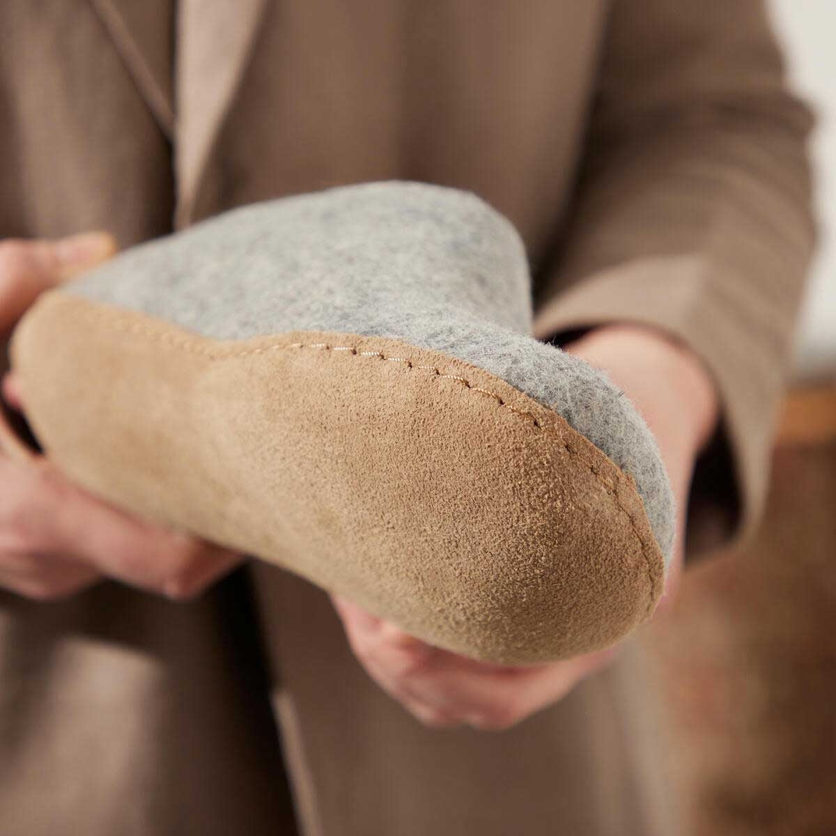 Glerups Pantoffel Modell B mit Ledersohle – Dein natürlicher Hüttenschuh aus Gotland-Woll