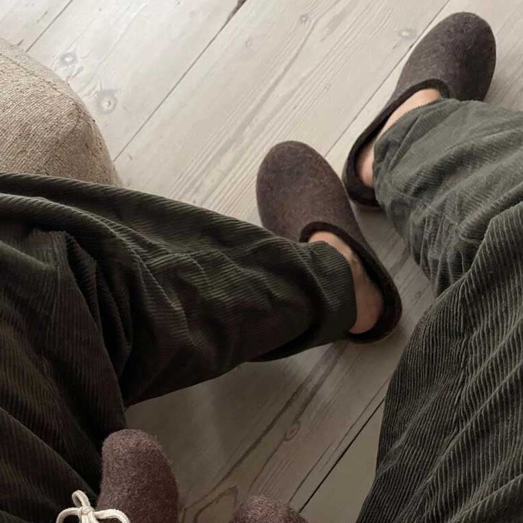 Glerups Pantoffel Modell B mit Ledersohle – Dein natürlicher Hüttenschuh aus Gotland-Woll