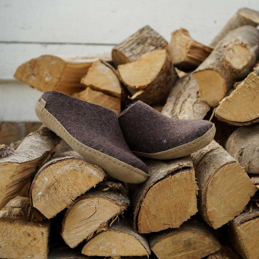 Glerups Pantoffel Modell B mit Ledersohle – Dein natürlicher Hüttenschuh aus Gotland-Woll