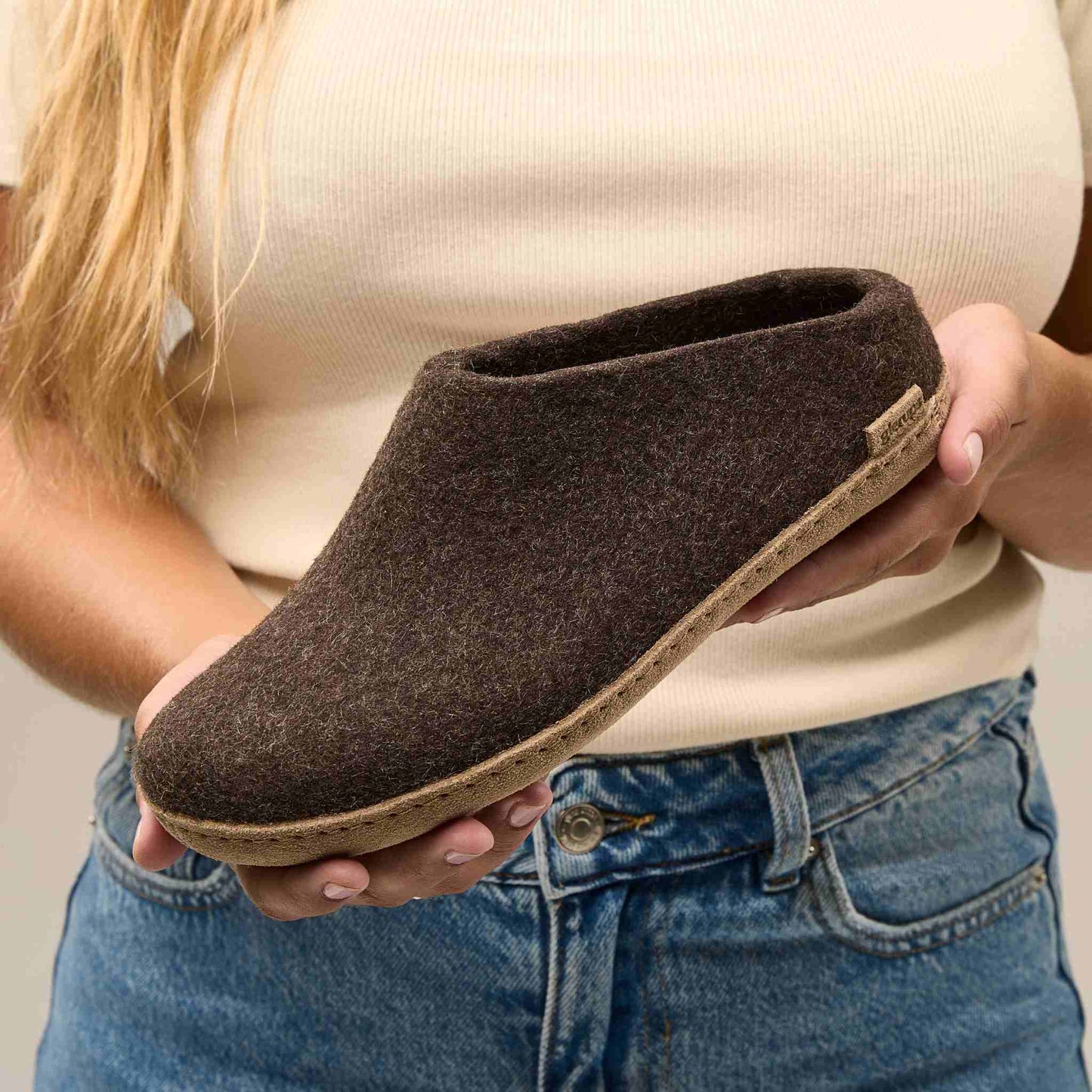 Glerups Pantoffel Modell B mit Ledersohle – Dein natürlicher Hüttenschuh aus Gotland-Woll