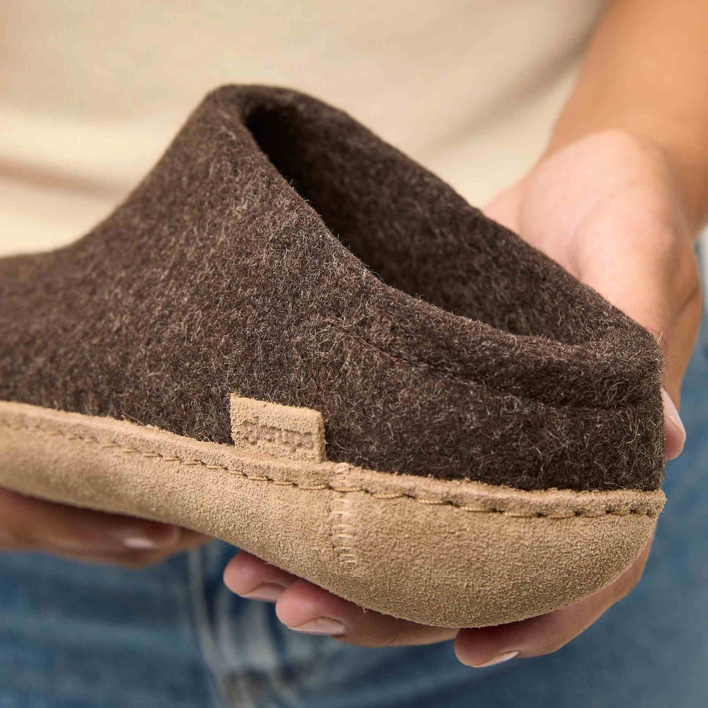 Glerups Pantoffel Modell B mit Ledersohle – Dein natürlicher Hüttenschuh aus Gotland-Woll