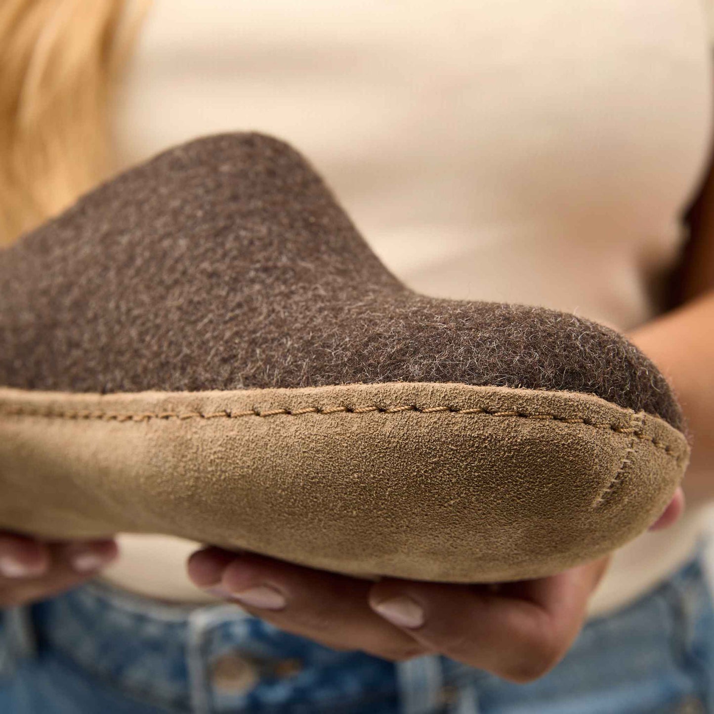 Glerups Pantoffel Modell B mit Ledersohle – Dein natürlicher Hüttenschuh aus Gotland-Woll