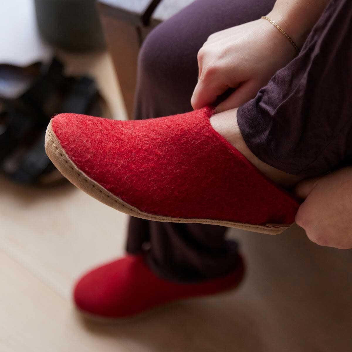Glerups Pantoffel Modell B mit Ledersohle – Dein natürlicher Hüttenschuh aus Gotland-Woll