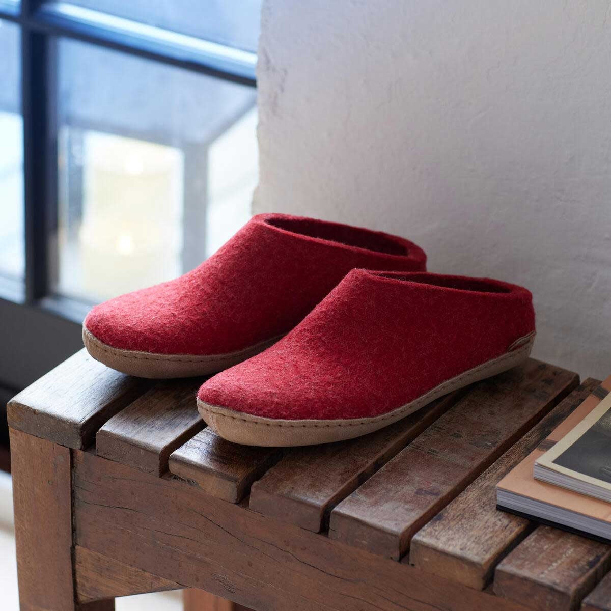 Glerups Pantoffel Modell B mit Ledersohle – Dein natürlicher Hüttenschuh aus Gotland-Woll