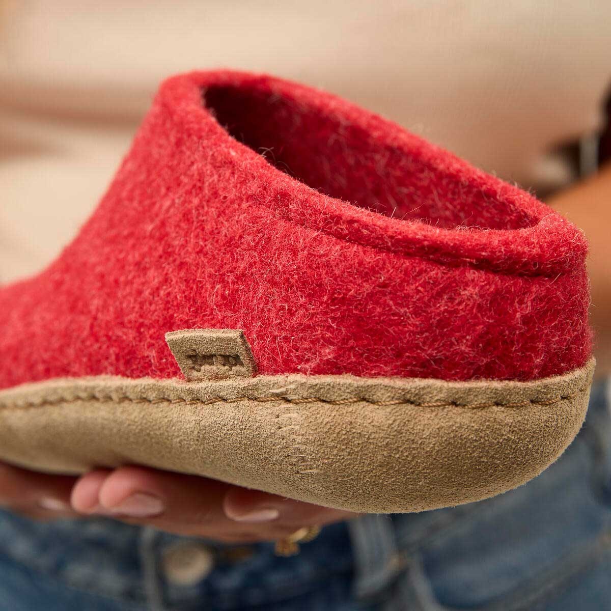 Glerups Pantoffel Modell B mit Ledersohle – Dein natürlicher Hüttenschuh aus Gotland-Woll