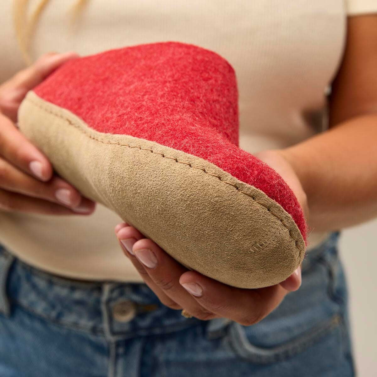 Glerups Pantoffel Modell B mit Ledersohle – Dein natürlicher Hüttenschuh aus Gotland-Woll