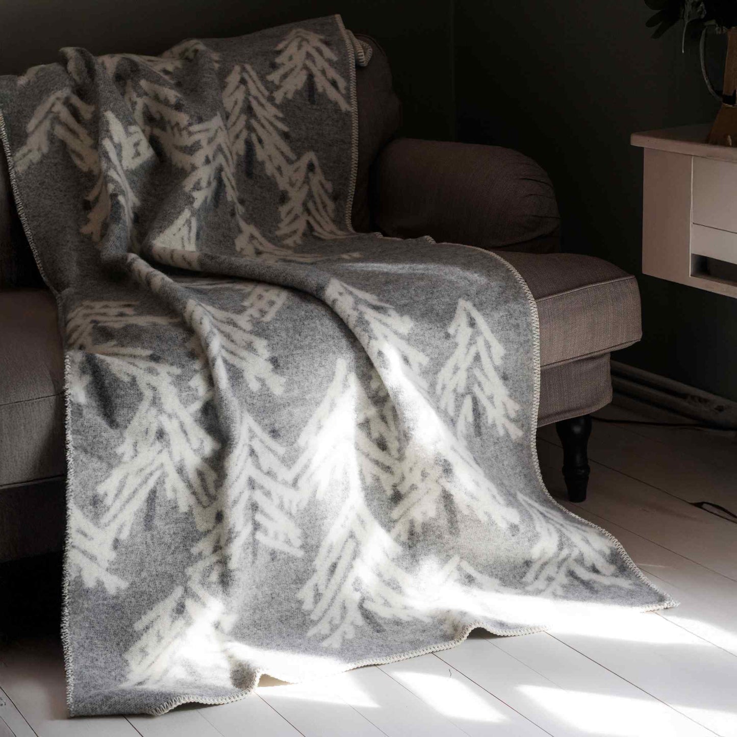 Lapuan Kankurit Kuusi (Tannenbüschel) Wolldecke 130x200 cm hellgrau, weiß
