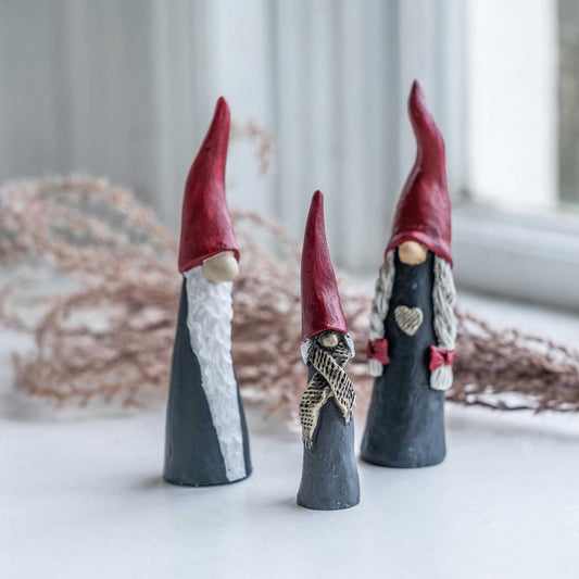 Nääsgränsgården Tomte Hoher Hut schmal Familie bis Höhe 9 cm 3 tlg. grau, rot