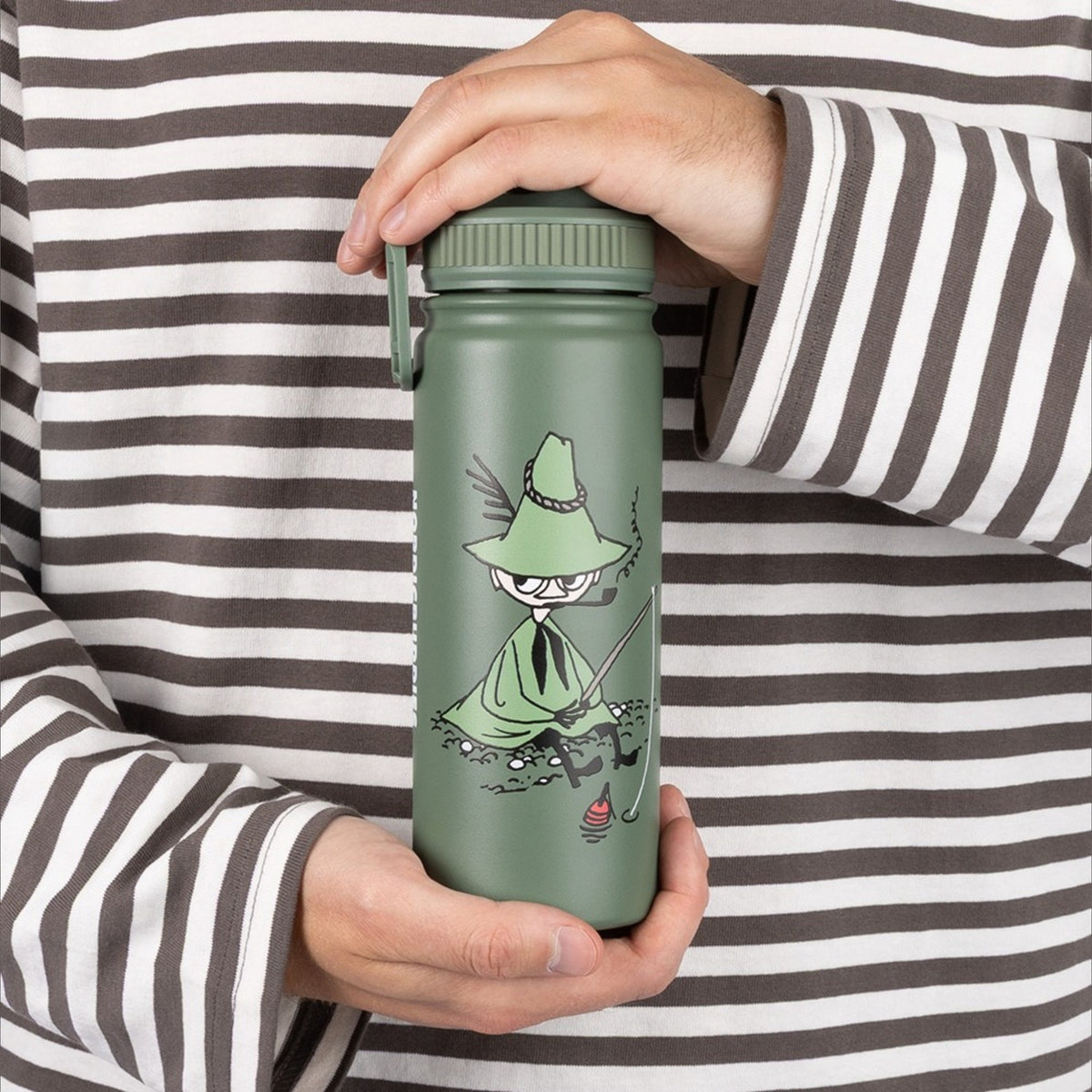Nordicbuddies Mumins Thermoflasche Schnupferich beim Angeln Edelstahl 550 ml salbeigrün - Ansicht 4