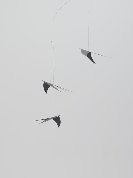 Flensted Mobiles fliegende Schwalben 5 Karton 44x65x35 cm schwarz, weiß