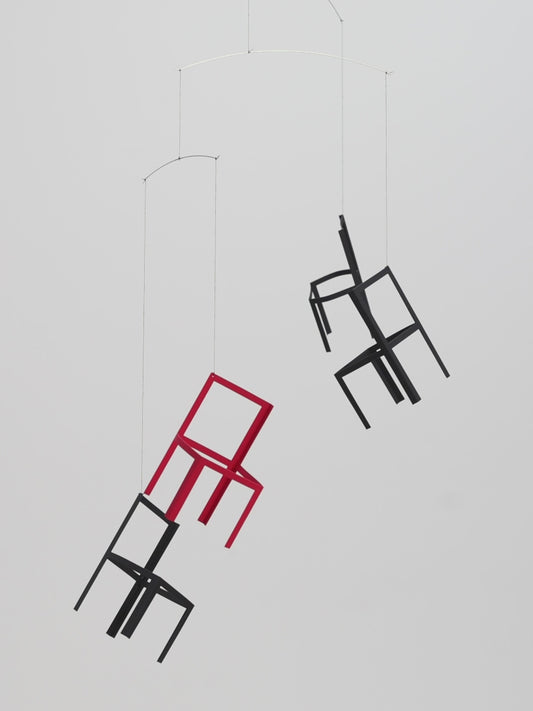 Flensted Mobiles Fliegende Stühle Karton 55x45 cm schwarz, rot