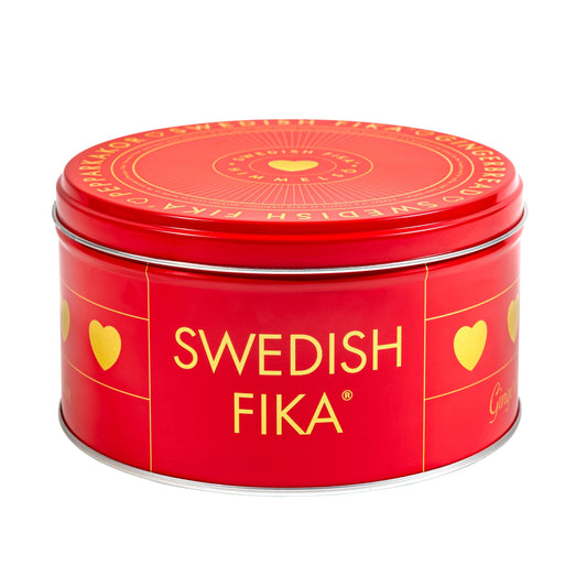 Rote Metalldose mit schwedischen Pfefferkuchen, verziert mit goldenen Herzmotiven und dem Schriftzug Swedish Fika.