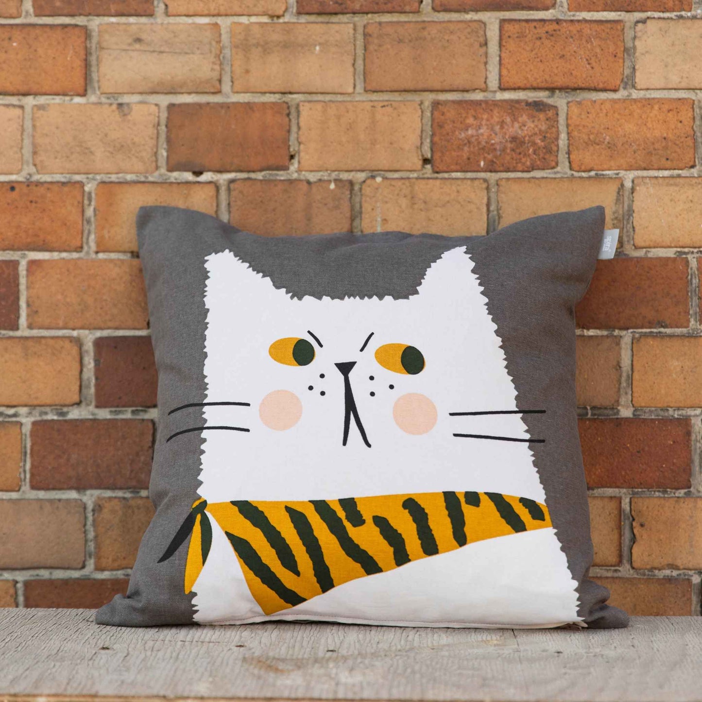 Spira of Sweden Kompiskudde Katze Måns Kissenhülle 47x47 cm grau, weiß, mehrfarbig