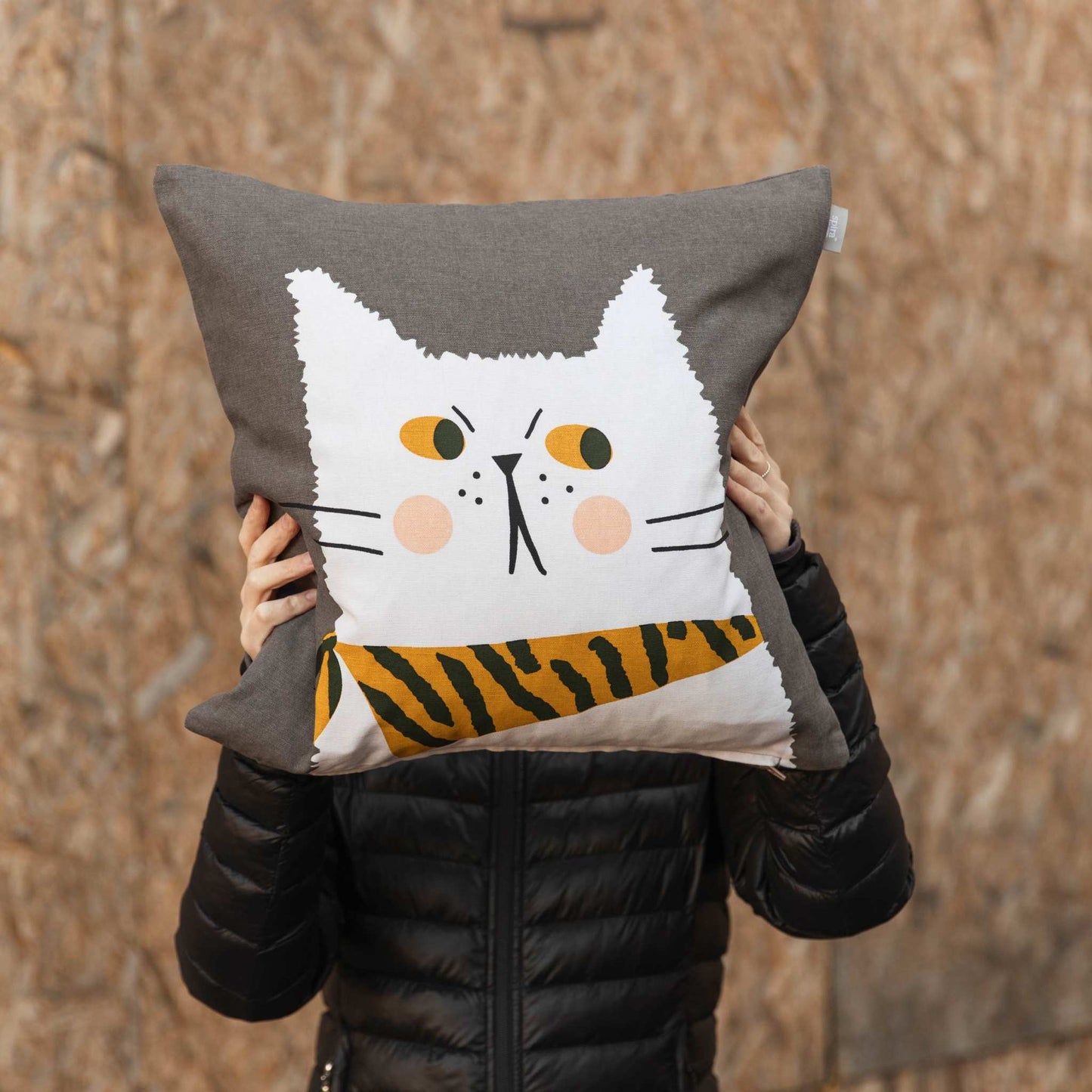 Spira of Sweden Kompiskudde Katze Måns Kissenhülle 47x47 cm grau, weiß, mehrfarbig