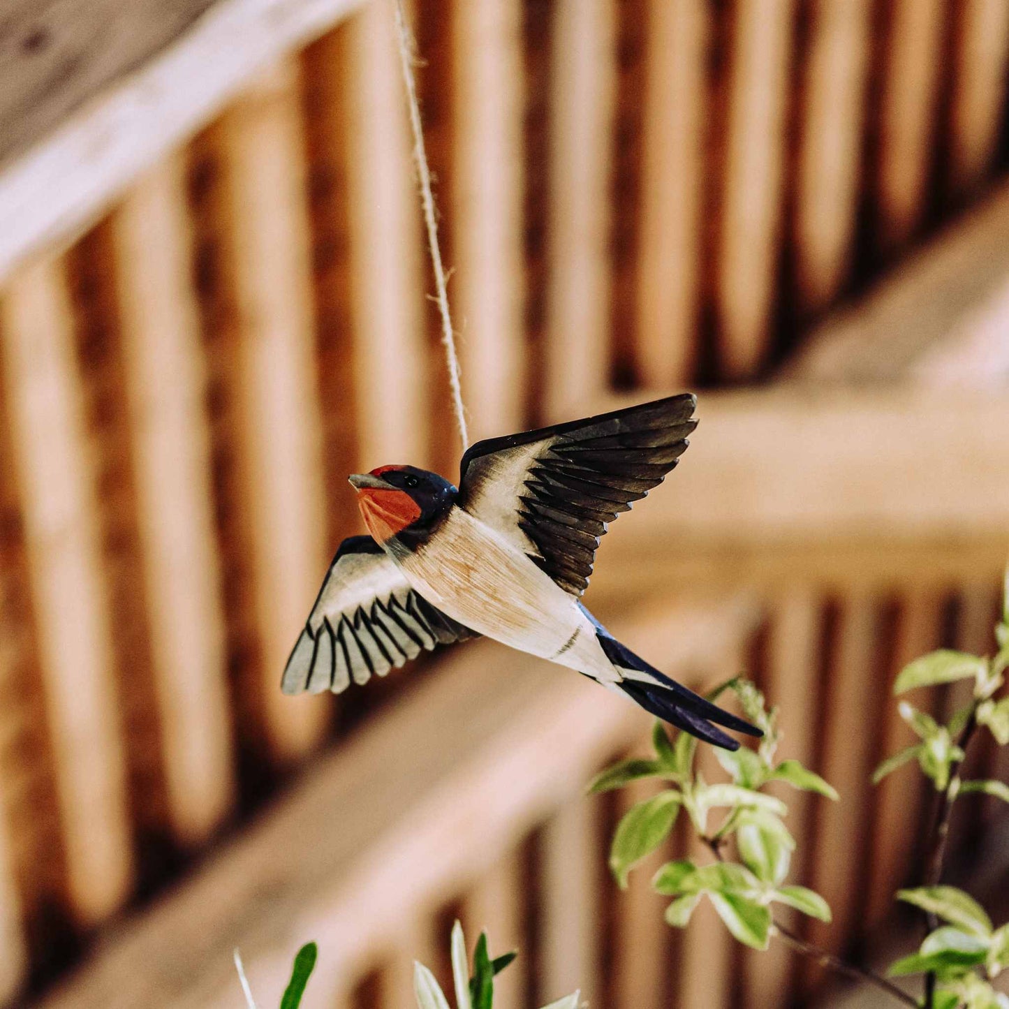 Wildlife Garden Decobird Fliegende Hausschwalbe handgeschnitzt