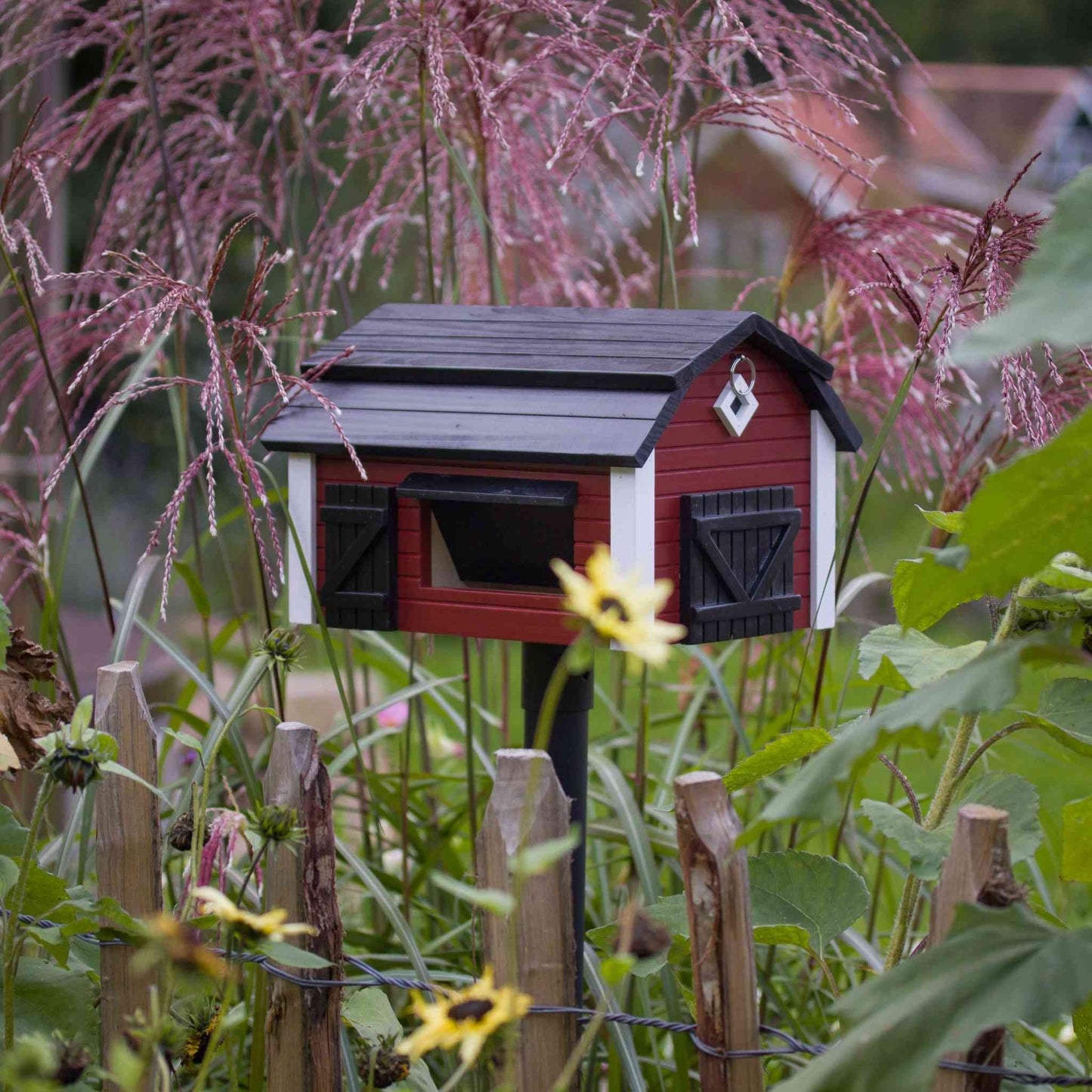 Wildlife Garden Futterscheune Höhe 21,5 cm Breite 25 cm Länge 32 cm schwederot